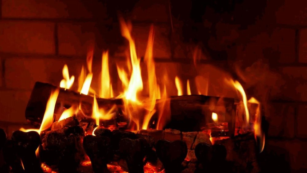 Живой горящий камин