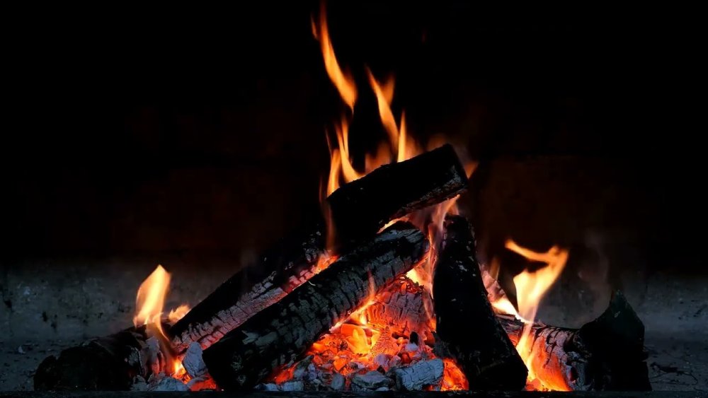 Кресло возле камина