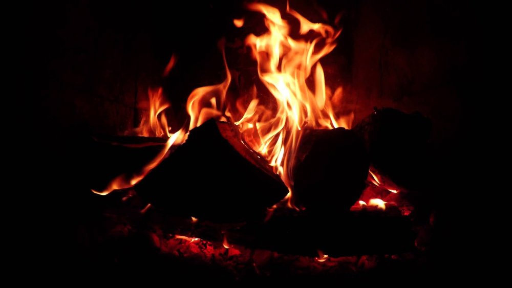 Горящие дрова в камине