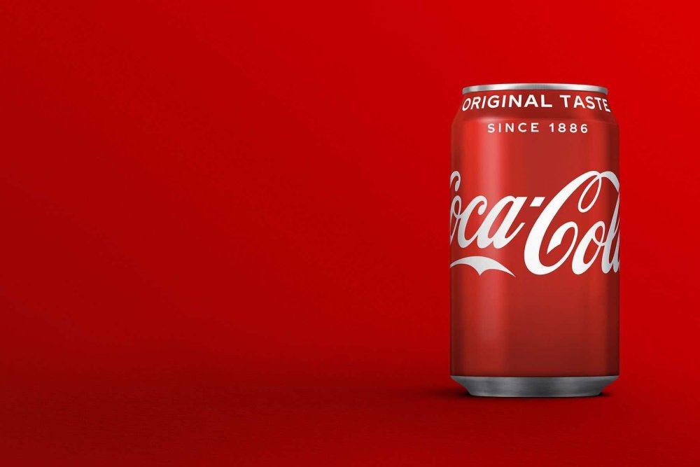 Кола на черном фоне