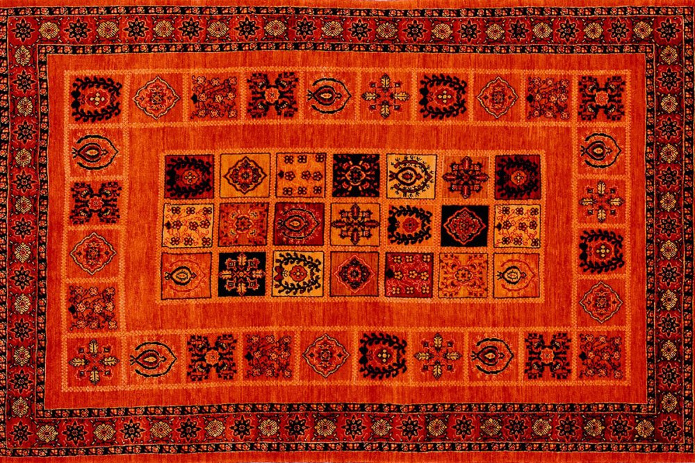 Оранжевый ковер на стене