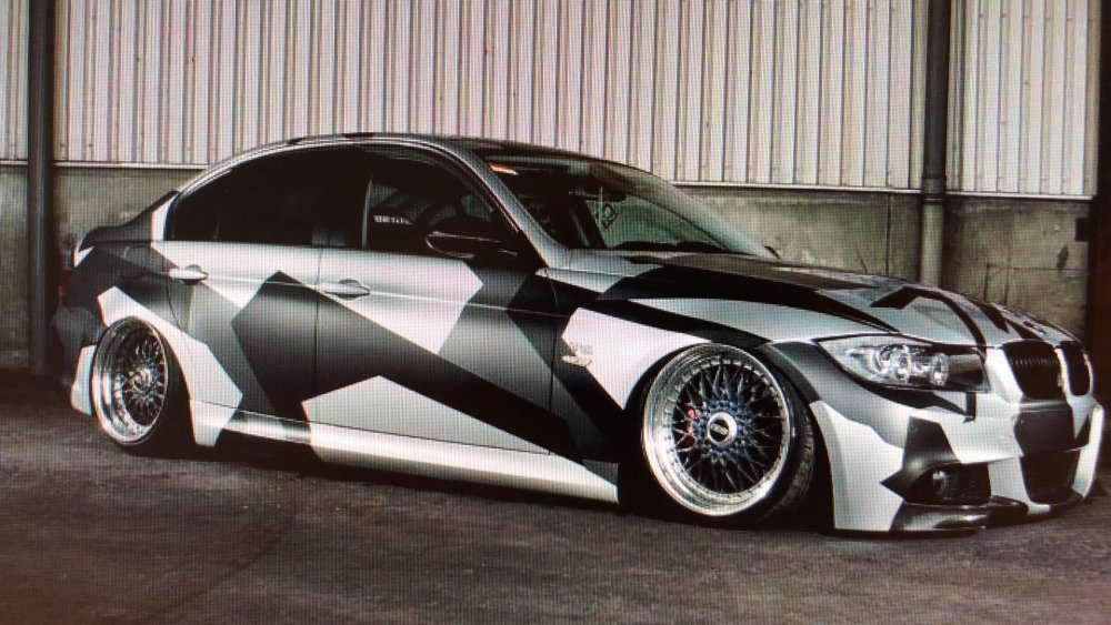 Геометрический камуфляж на черном фоне