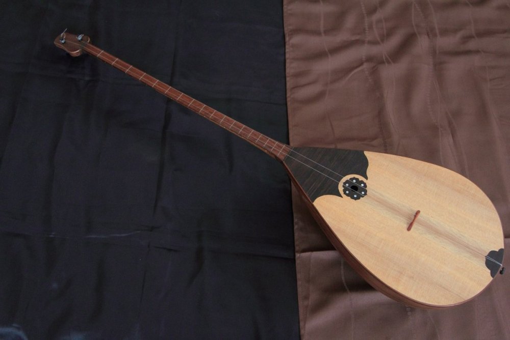 Игра на классической домбре