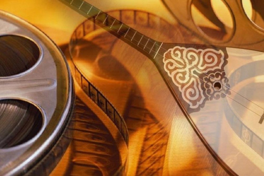 Домбра на белом фоне