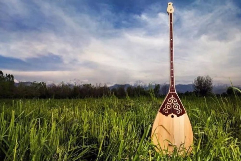 Народный инструмент балалайка