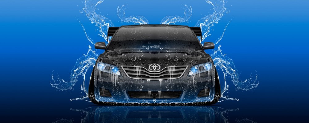 Машина в брызгах воды