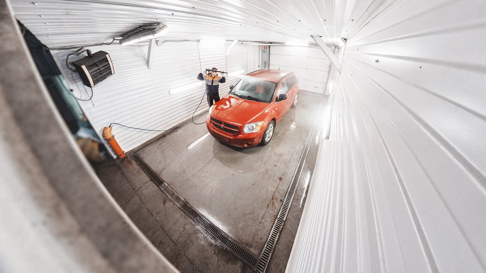 Автомобиль вода брызги