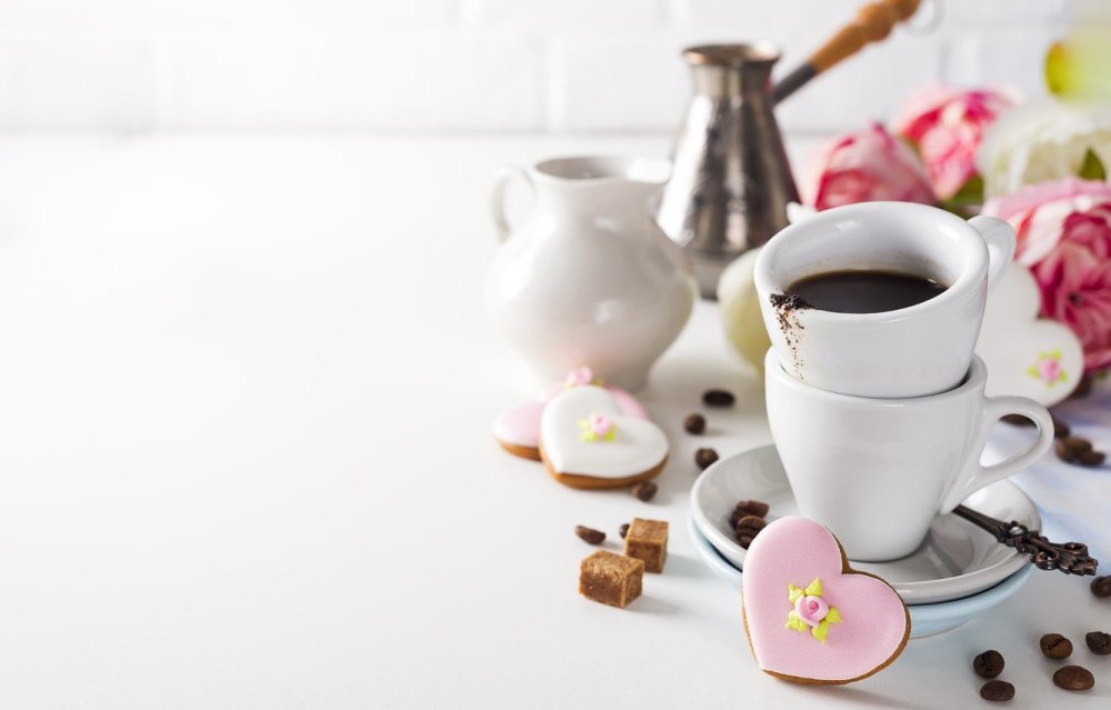 Чашка кофе на белом столе