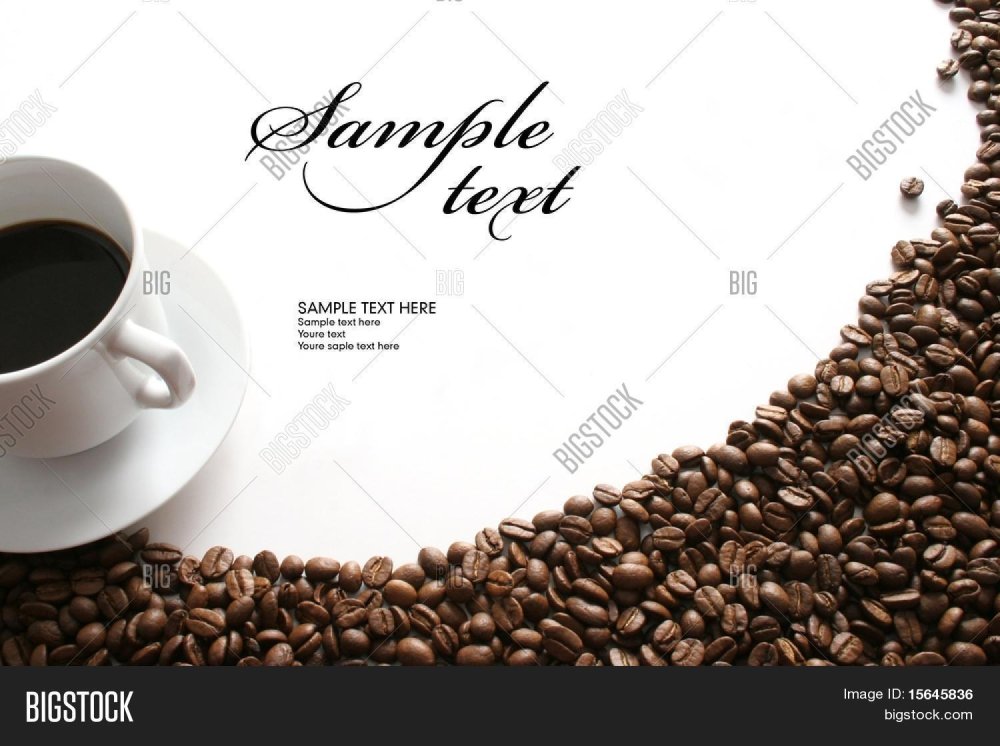 Чашка кофе с зернами на белом фоне