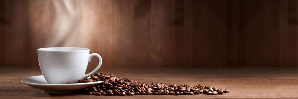 Чашка кофе в кафе на Светлом столе