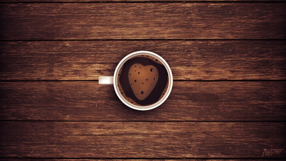 Чашка кофе на коричневом фоне
