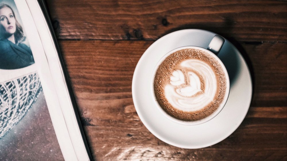 Кофе капучино на белом фоне