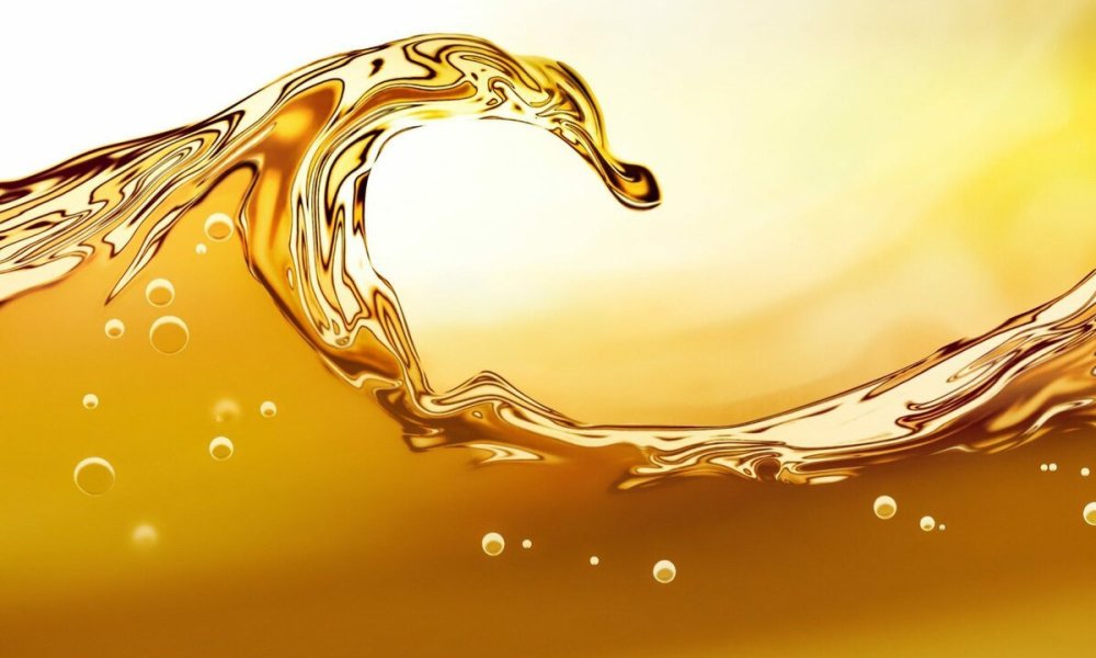 Моторное масло льется