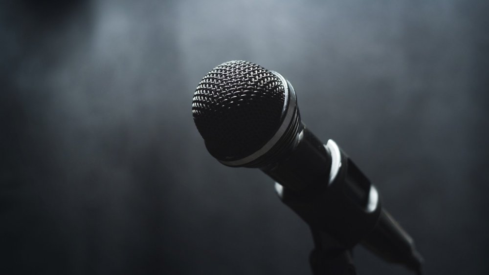 Рука с микрофоном