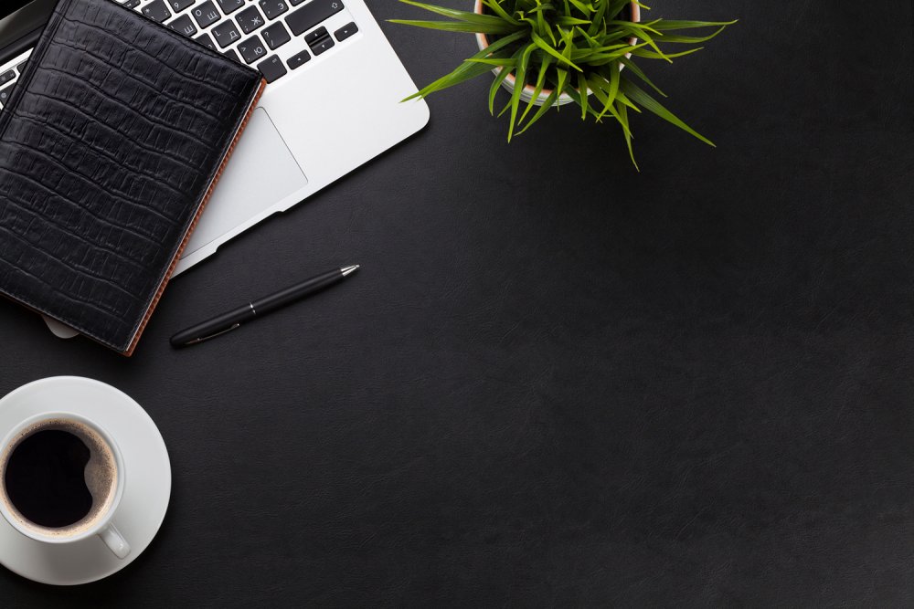 Черный офисный стол сверху