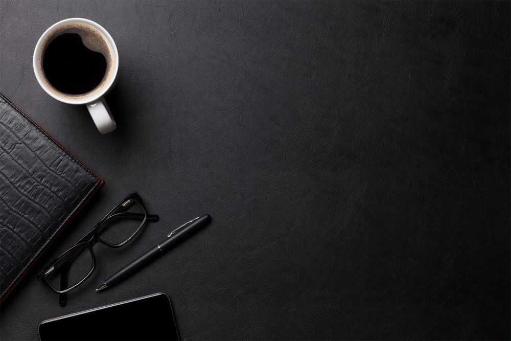 Черный офисный стол сверху