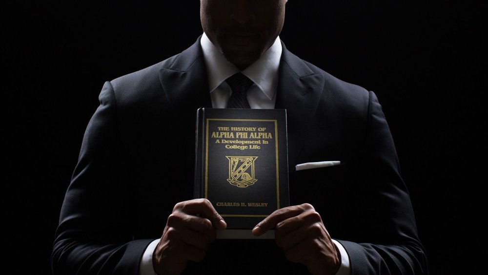 Бизнесмен на черном фоне