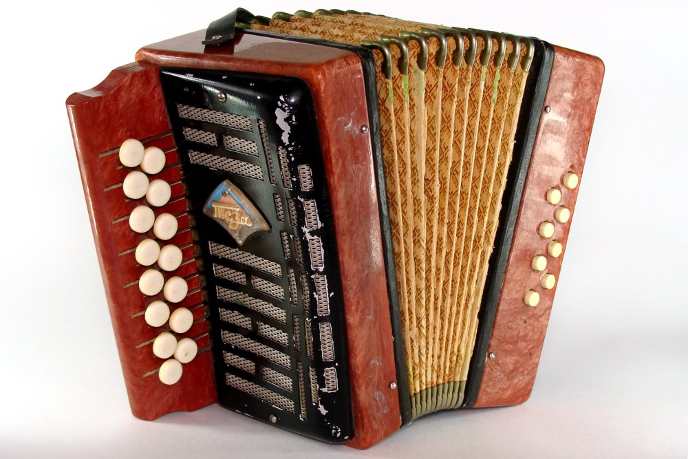 Гармонь народный инструмент