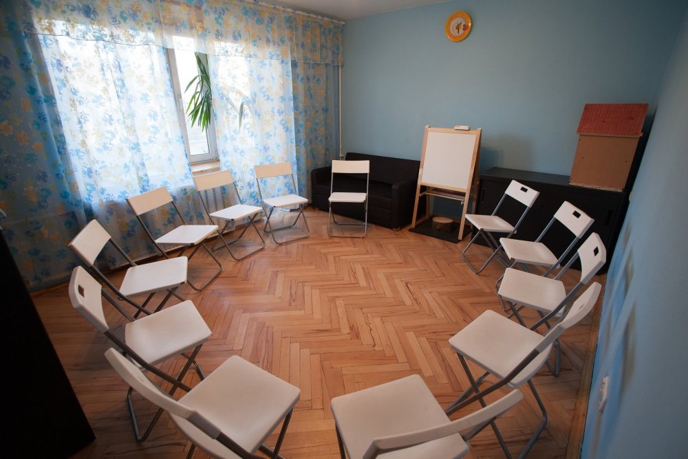 Кабинет с зелеными стенами