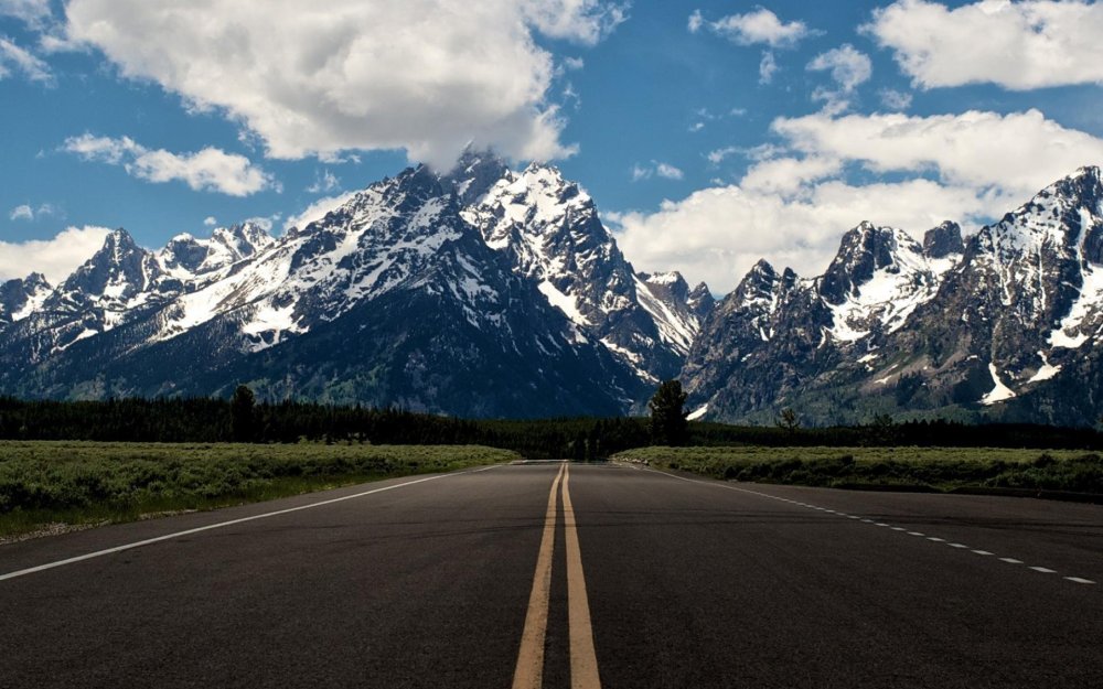 Дорога на фоне гор