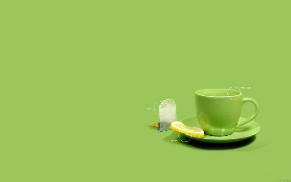 Чашка кофе на зеленом фоне