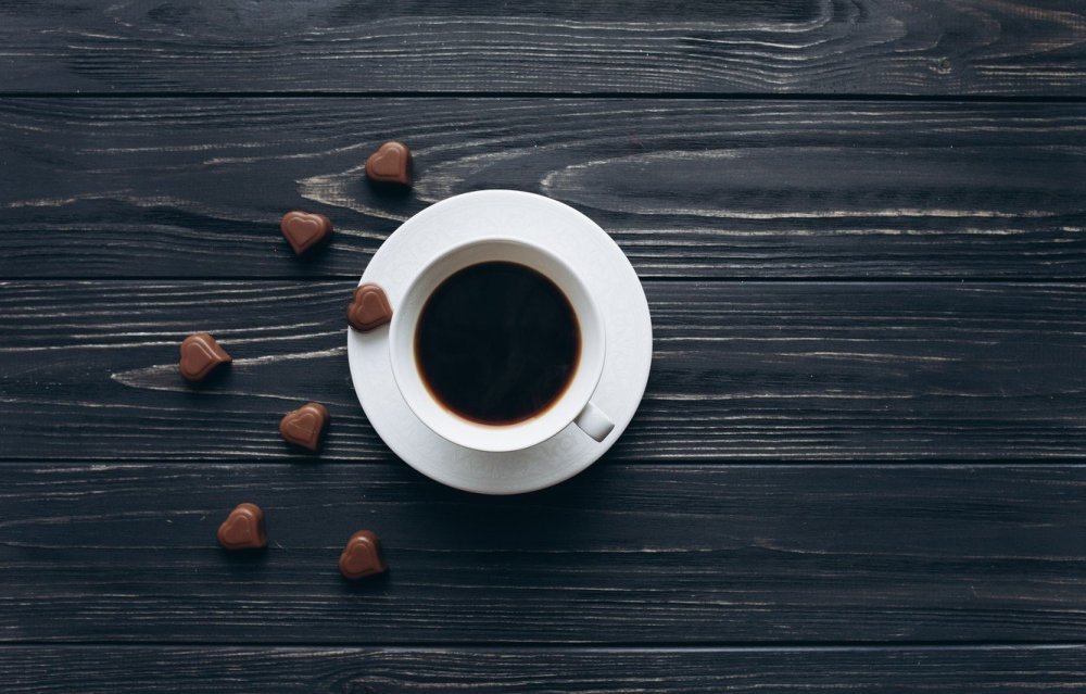 Чашечка кофе на деревянном столе