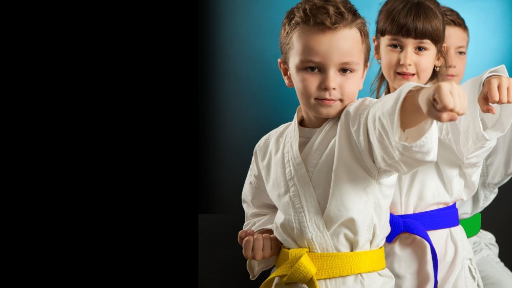 Дети занимаются карате