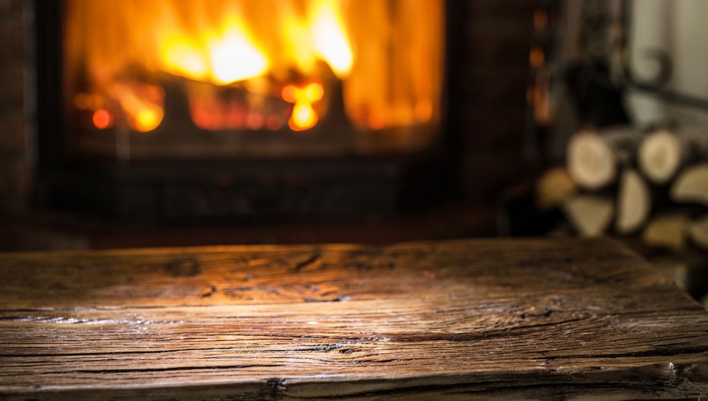 Камин на заднем плане