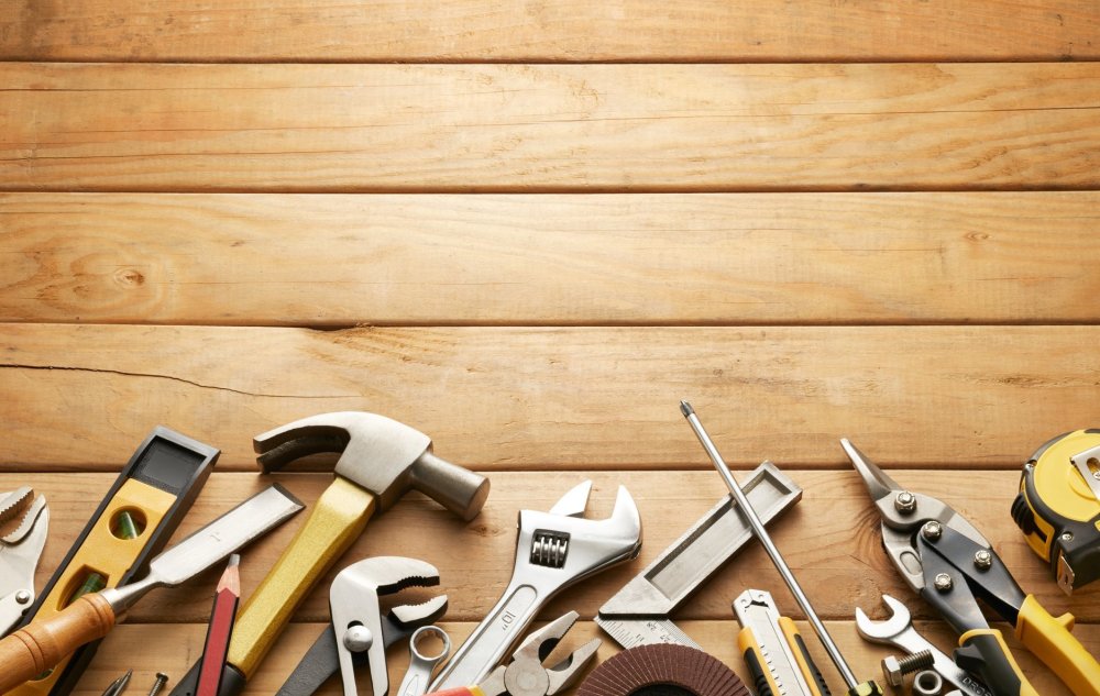 Инструменты на деревянном фоне