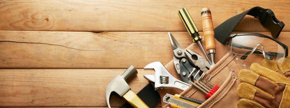 Инструменты на фоне дерева