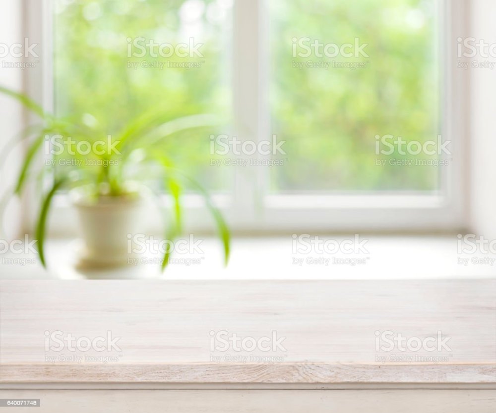 Стол на фоне окна