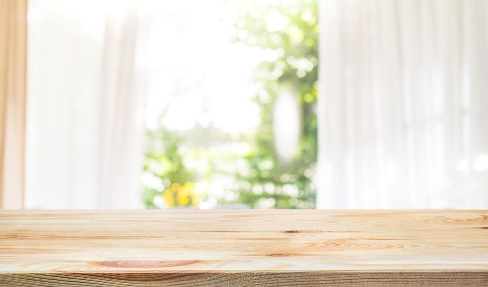 Стол с размытым фоном