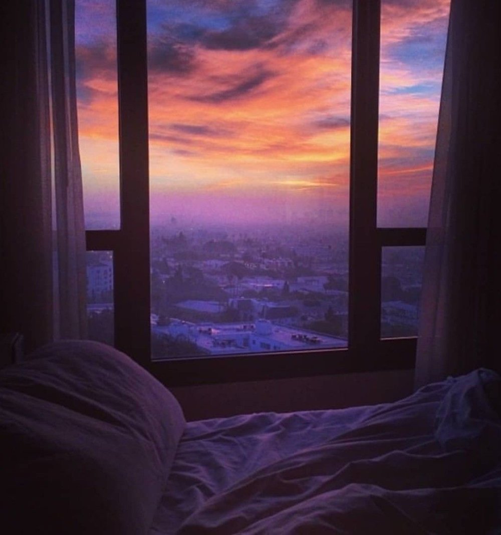 Комната с окном ночью