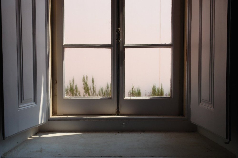 Оконная рама с подоконником