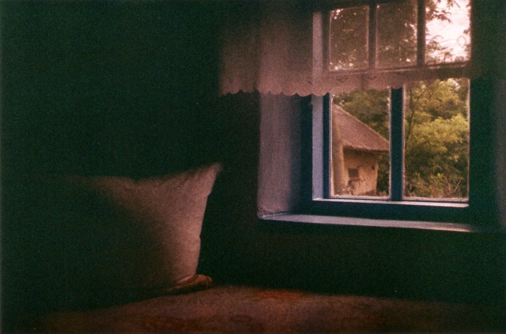 Комната с окном ночью