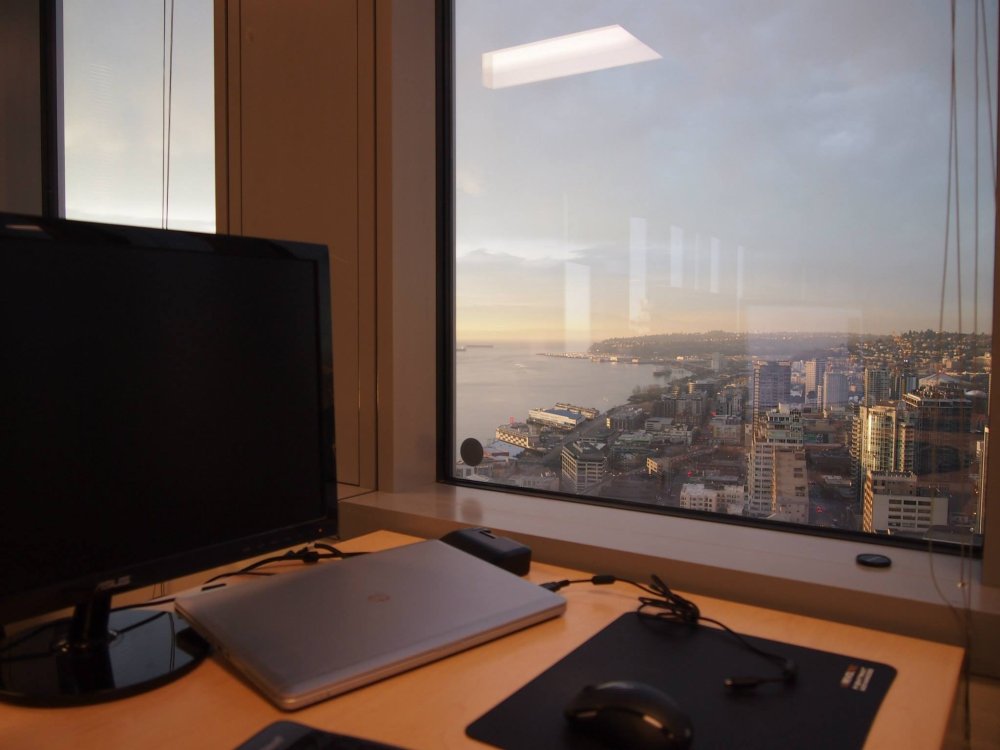 Кабинет с красивым видом из окна