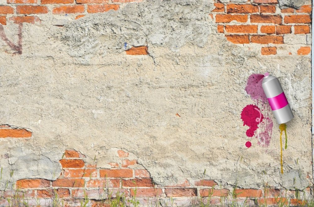 Стрит арт на кирпичной стене