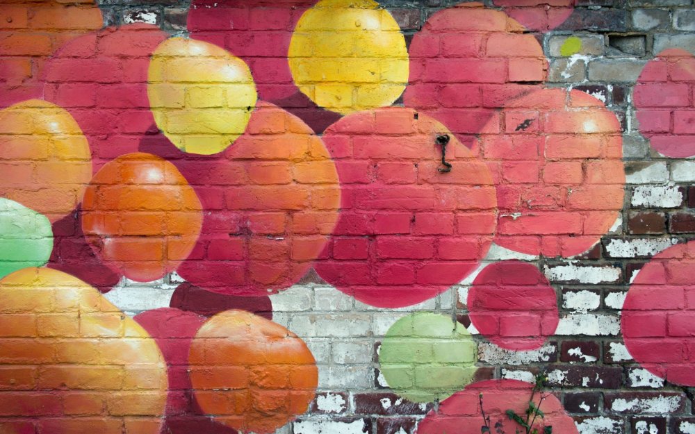 Граффити на кирпичной стене