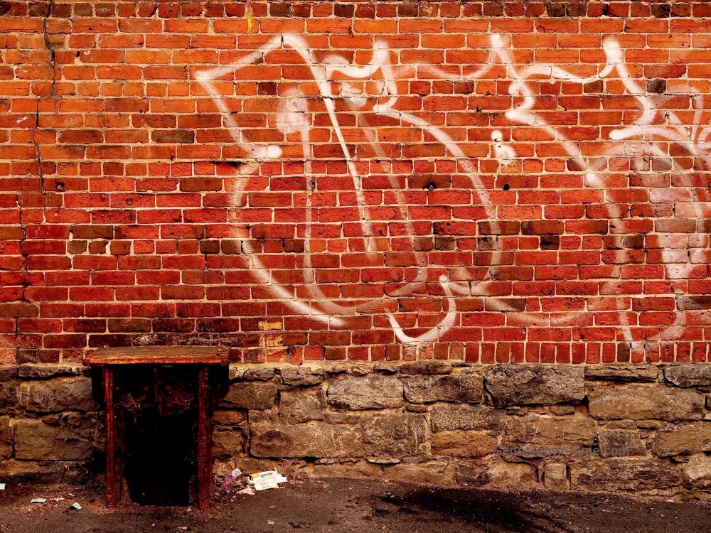 Кирпичная стена красного цвета