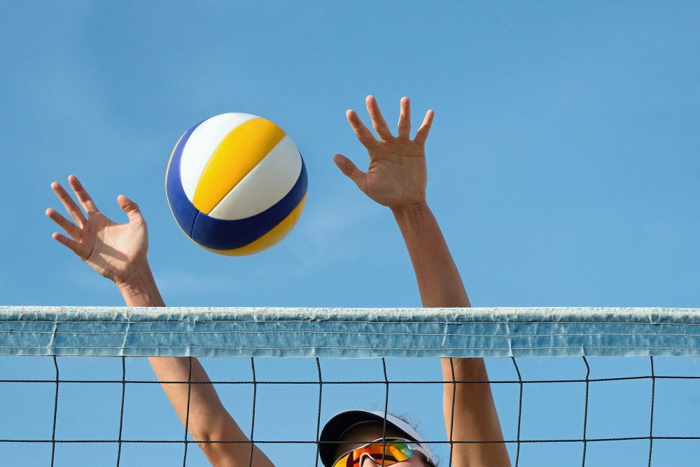 Пляж с сеткой для волейбола