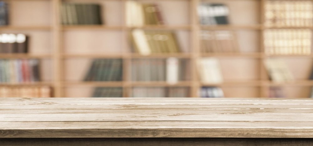 Деревянный стол на переднем плане