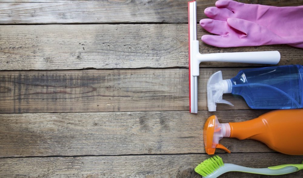 Хозтовары на деревянном фоне