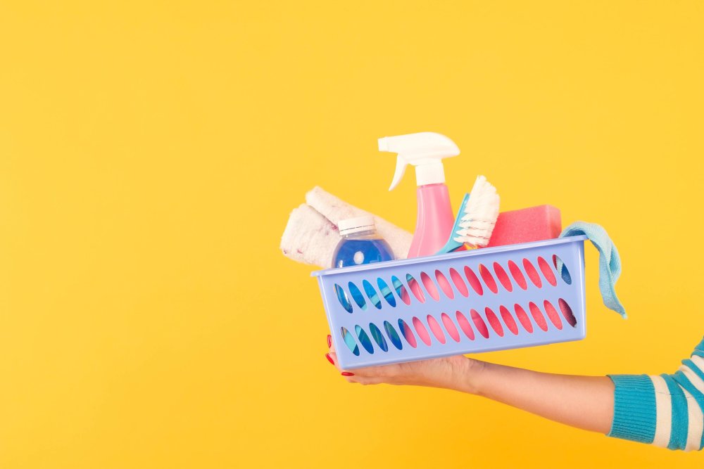 Уборка желтый фон