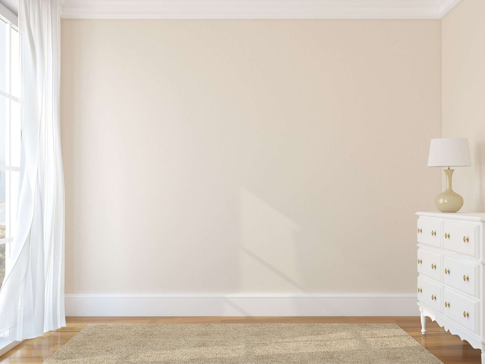 Пустая комната с бежевыми стенами