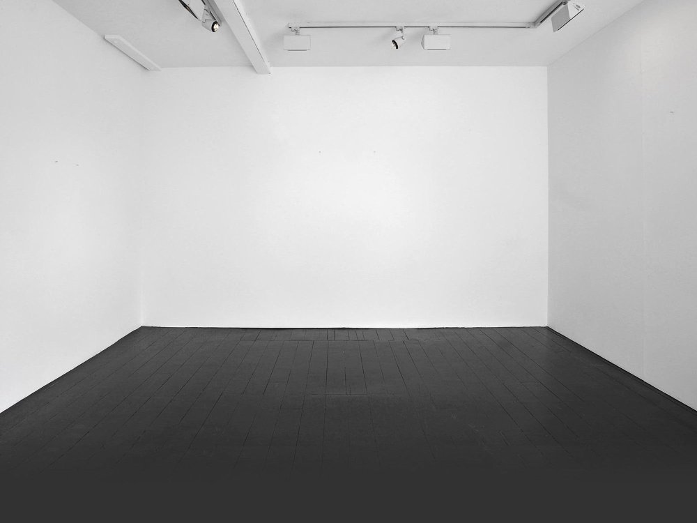 Помещение с белыми стенами