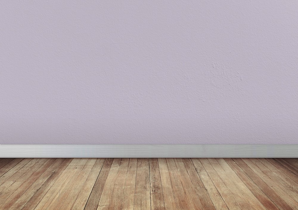 Пустая комната с дверью