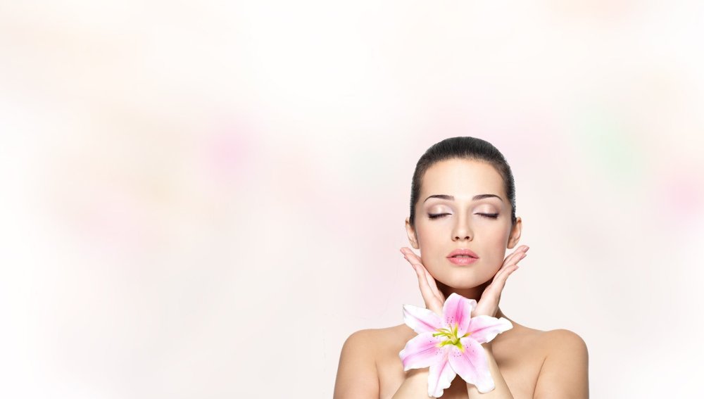 Девушка косметология цветок