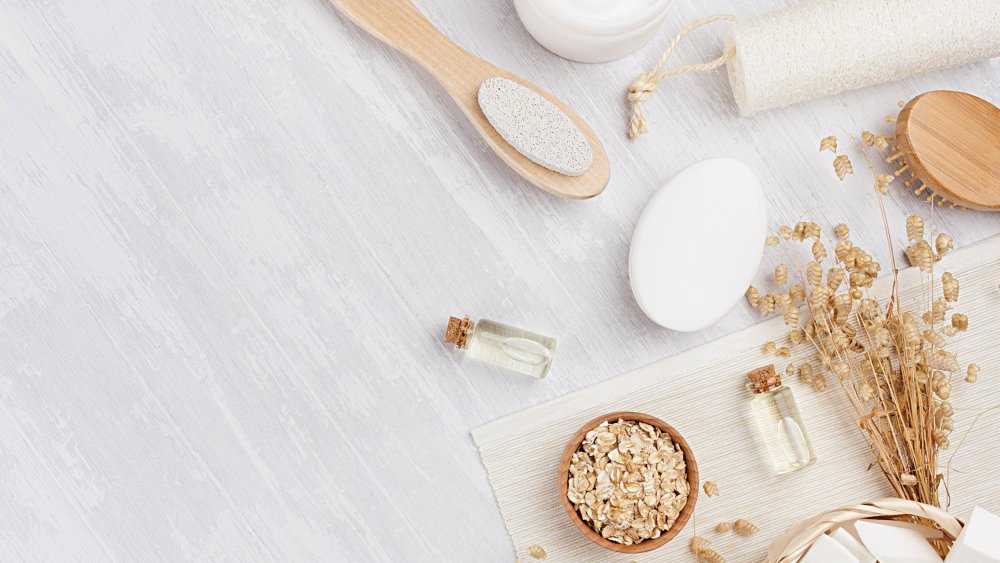 Косметика на бежевом фоне