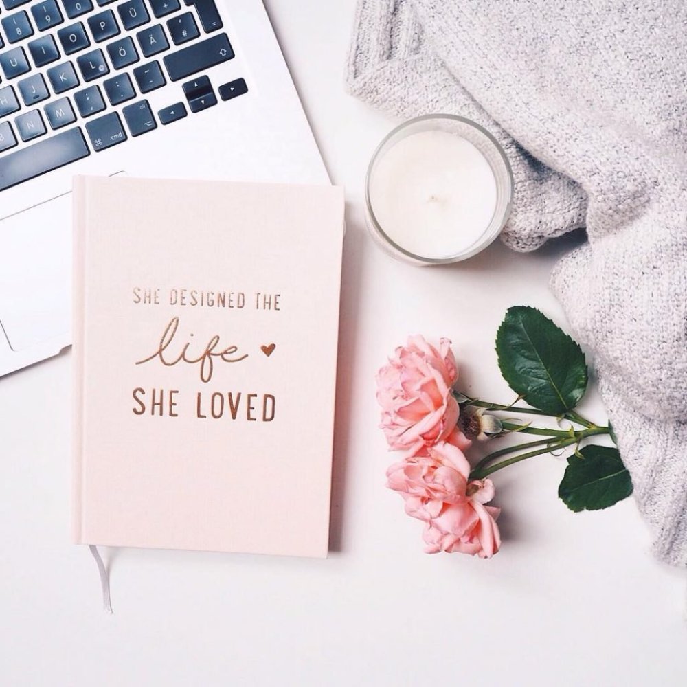 Цветы на деревянном фоне