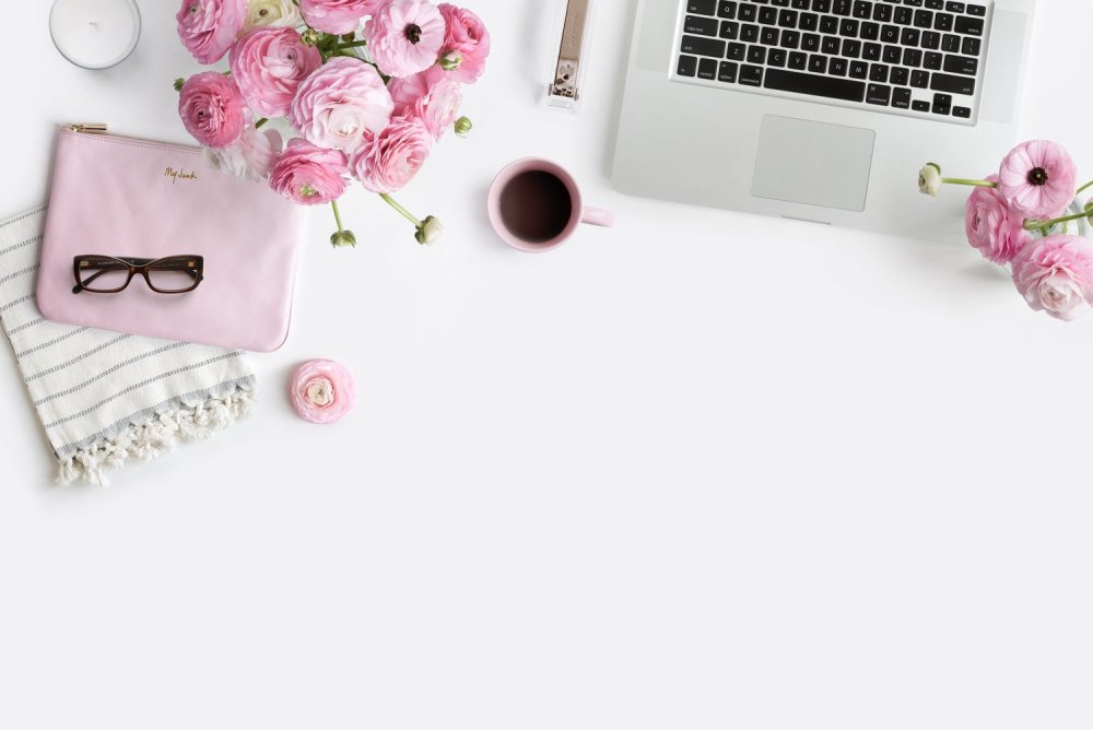 Женский рабочий стол вид сверху